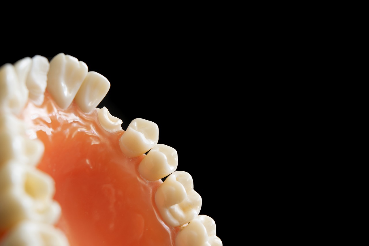 Кариес зубов: симптомы и лечение